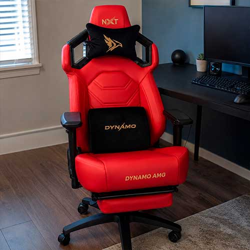 Cliente con silla gamer NXT Dynamo