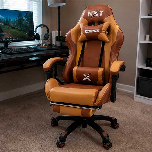 Cliente con silla gamer NXT Comic