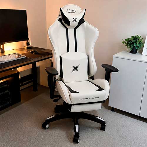 Cliente con silla gamer NXT Prime