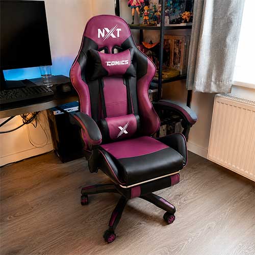 Cliente con silla gamer NXT Comic morada
